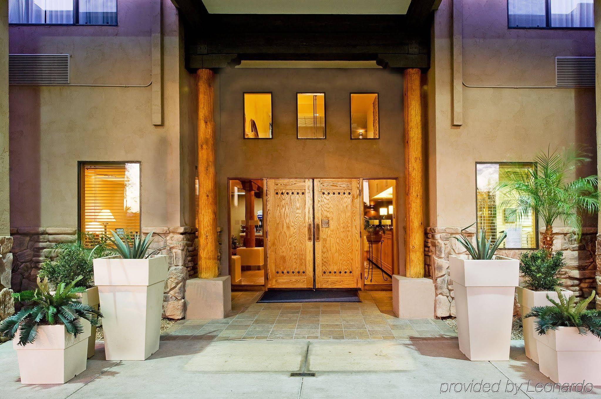 Red Lion & Hotel